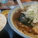 ラーメン玄咲 - 2014.12.22:ネギラーメン、ごはん、漬け物とごはんのとも。奥に餃子。