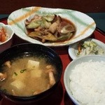 ささき - 日替わりランチ950円。これに茶わん蒸し、フルーツ、コーヒーが付きます。お味噌の位置が左の状態で配膳されました。