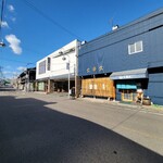 三香久 - 建物正面から左(西側)へ進むと横断歩道橋、その手前に共同駐車場あります