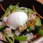 食事処　七福 - 豚バラと小松菜の塩しょうが炒め丼