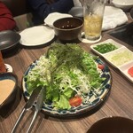 我那覇豚肉店 - グリーンサラダ！上に海ぶどうのってるー！