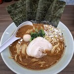横浜家系ラーメン 魂心家 - 料理写真:ラーメン（黒胡椒味噌・大盛り）