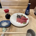 りんでん - 生物盛合せ1500円と熱燗(中)500円⁈