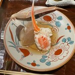 銀座かに松 - 蟹しゃぶ（奥が火入れにこだわった足の部分、手前は爪のところ） 椎茸と大根(前日から蟹出汁で煮込んだやつ）　◎◎