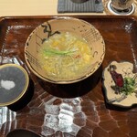 銀座かに松 - 松葉蟹の身と蟹味噌の雑炊  味を引き締めるお塩と香の物　◎◎