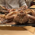 銀座かに松 - めちゃくちゃ大きい！これを大将が目の前で手際よく捌いていきます