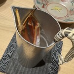 銀座かに松 - 蟹酒（熱燗に焼き蟹の殻を入れて出汁をしみださせる）