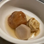 337347275 - 蓮根饅頭、里芋、湯葉