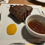 337347268 - 黒毛和牛ステーキの炭火焼き、あんず