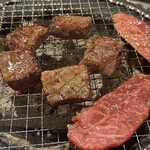 肉酒場 ぼん - 炭火で良い焼き加減に…