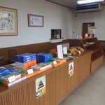 ウロコダンゴ本舗 - 右端が駅弁コーナー