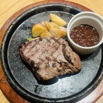 オールデイダイニング コンパス - ビーフモモステーキは柔らかくて肉汁も保たれていて美味しい