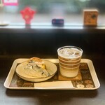 ブーランジェリー アボンリー - ① 580円：白桃のタルト カスタードミルクホイップ　
    430円：アイスカフェラテ