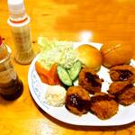 コメダ珈琲店 - 野菜たっぷりの肉厚『ヒレカツ』に2種類のドレッシング