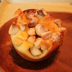 紅茶のクリームパン…マカダミアナッツがたっぷり！