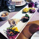 オステリア・ピノ・ジョーヴァネ - 前菜の盛り合わせ　6品
　パパイヤとモルタデッラ
　キノコとカニのマヨネーズ和え
　ブロッコリーと白身のフリット
　アスパラと卵のタルタル
　カポナータ
　白身のフリットと紫キャベツのマリネ