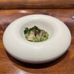 馳走西健一 - もち麦と玄米のリゾット 菜の花、スナップエンドウ、本ミル貝、ケール、フリーズドライ梅干