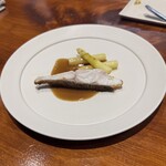 馳走西健一 - 石鯛のソテー 菊川アスパラガス、シェリービネガーソース