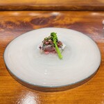 馳走西健一 - 泳がせ鯵 紫キャベツマリネ、レットオニオン、紫蘇、菜の花