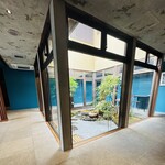 馳走西健一 - 中庭