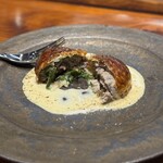 馳走西健一 - 鰯 玉ねぎと大葉パイ包み 継ぎ足しクリームと鰯の魚醤のソース
      