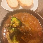 イザカヤ 獏々 - 牛スネ肉赤ワイン煮込みバケット付