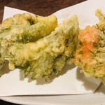 イザカヤ 獏々 - 紫蘇とたらこの天ぷら