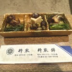 柳家 - つきだし(右下からほうれん草、きのこ、天然椎茸、ぬかごの塩漬け、高野豆腐(上に猪味噌肉)、行者ニンニク、蝦夷鹿、蜂の子)