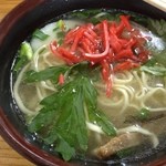 亀かめそば - 途中で紅ショウガとふーちばーを入れてみました。