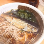加賀 - ホックホクの鰊甘露煮から出た汁(つゆ)が、旨い蕎麦汁(つゆ)を、より濃厚な物にしてくれます。