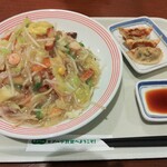 リンガーハット - 料理写真:長崎皿うどんと無料クーポンでいただいた餃子