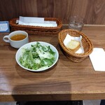 イタリアンバル AMIGO - 前菜のサラダとホカッチャとミネストローネスープ