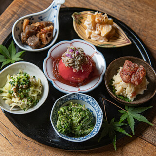 新名物おばんざい六種盛り合わせ最初の一皿におすすめです