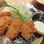 名代とんかつ かつくら - 牡蠣フライ4個。ここの牡蠣フライとタルタル、とっても好き！毎年この季節になるとカキフライを求めて来店し、勝手にカキフライ定食をアレンジして注文しちゃいます笑