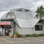 さかえや 本店 - 変わった形状の本店外観