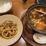 山本屋本店 - 鍋蓋にうどんをとって食べます。