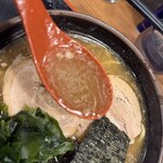 イレブンフーズ源流 - ほんのり生姜を感じる少しとろみあるこれぞイレブンフーズの塩豚骨醤油スープ