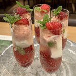 日本料理 滴水 - すど苺農園の章姫と女峰のデザート