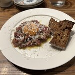 To - 馬肉のタルタル卵黄とパルミジャーノ、パン付き
