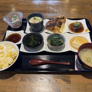 はにわ食堂 - 料理写真:週代り定食 炊き込みご飯とおばんざい 1,780円税込
