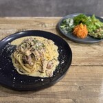 託児所カフェ ミンティッドマム - 黒胡椒たっぷり自家製ベーコンときのこのカルボナーラ