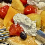 エッグスンシングス - 最初はそのままホイップクリームとフルーツを合わせて頂く