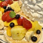 エッグスンシングス - マンゴー,イチゴ,ブルーベリー,パイナップル,バナナ