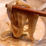 麺処 天川 - もちもちの平麺はスープとの絡みが抜群