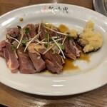 新時代 - どる刺し！！！！　名古屋や鹿児島しか食べれない、親鳥刺しを低温調理で忠実に再現！ここでは、500円強のハイプラス商品？だが、お金持ちの方には必食の逸品！