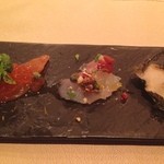 カーサ・デル・チーボ - 2014クリスマス 八戸港より魚介類の盛り合わせ
      鮭のマリネ オレンジ風味
      鱈の冷製燻製
      鮑の真空調理 肝ソース
