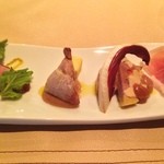 カーサ・デル・チーボ - 2014クリスマス お肉料理の前菜盛り合わせ
      鴨胸肉の真空調理 グリーンマスタードソース
      レーズンとフォンティーナチーズを詰めた鶉肉 うずら豆のパッサート
      ほろほろ鳥とフランス産フォアグラのテリーナ
      パルマ産 生ハム“ピオ トジーニ”