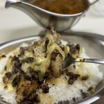 かれーの店 うどん  - オイスターゴッドバジル、ご飯大盛り