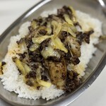 かれーの店 うどん  - オイスターゴッドバジル、ご飯大盛り