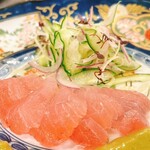 ツマンデ呑める みやこパーラー ハイサイ! - まぐろの漁師ソース。西京味噌とにんにくの芽のソースが最高